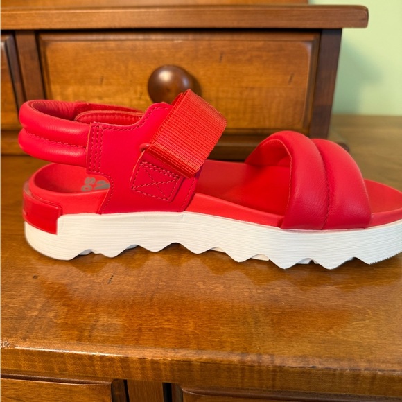 Sorrel woman’s Viibe red sandals Velcro hook & loop closure size 6 sling back - Picture 5 of 9